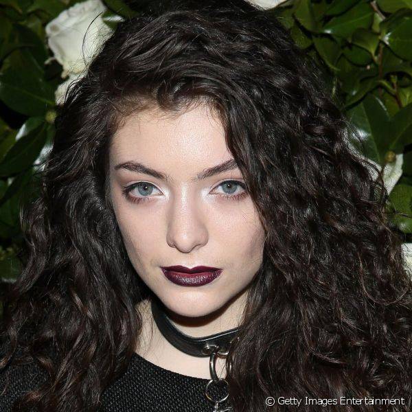A cantora Lorde é adepta do visual para completar um estilo mais gótico, combinando com makes mais claras para os olhos